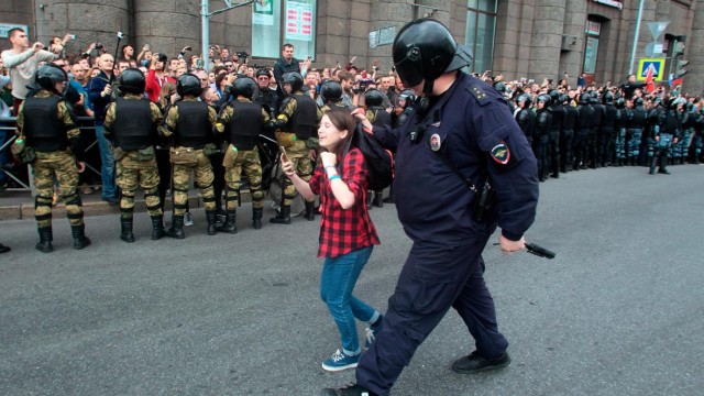 В Гонконге толпа полицейских жестко скрутила 12-летнюю школьницу, потому что она была "очень подозрительна"