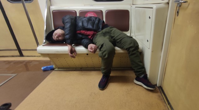 Метро. Москва. Утро