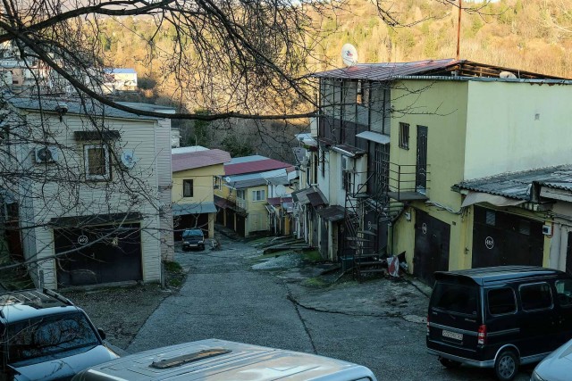 В Адлере на улице Просвещения перестрелка – расстреляли двух судебных приставов