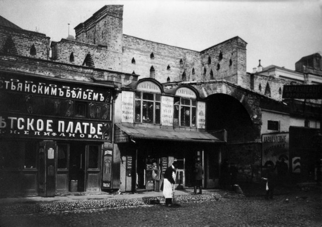 История суровых людей с метлами и лопатами