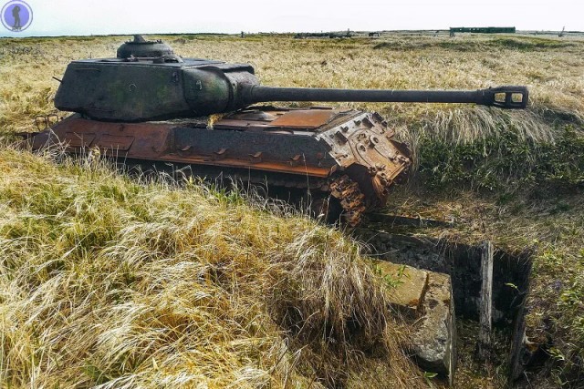 Заброшенные старые танки ИС-2 на Курилах. Они служили для защиты от высадки японского десанта