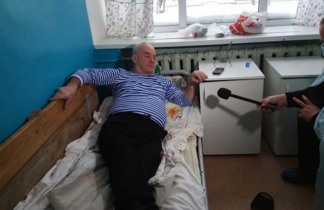 Глава района в Омской области избил главу села на встрече с жителями. Чиновники повздорили из-за отключения воды у людей