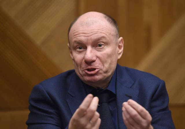 Заводы стоят, одни юристы в стране