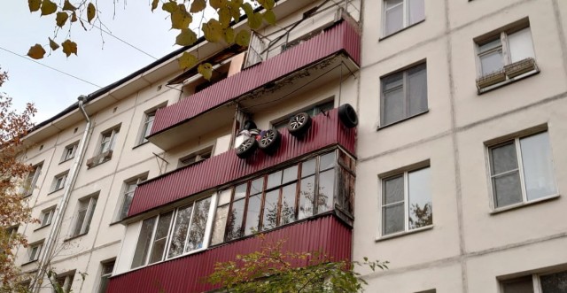 Москвич построил балкон на первом этаже и попал под суд