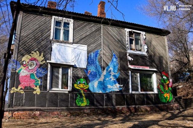 Жительница Волховской 10 лет украшает мозаикой из крышечек деревянные дома, которые собираются снести