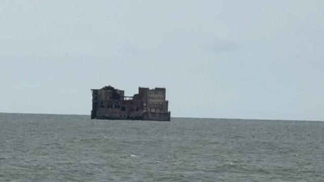 В Каспийске ливни разрушили "Дагестанский форт Боярд"