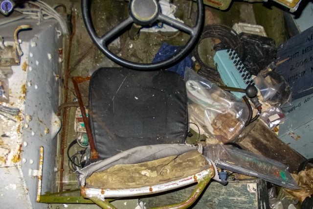 Заброшенные в лесу БТР-ы связистов с дорогими платами внутри