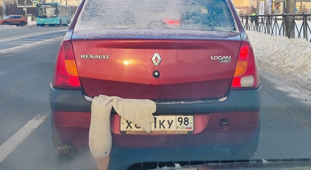 Мопед и грузовик.
