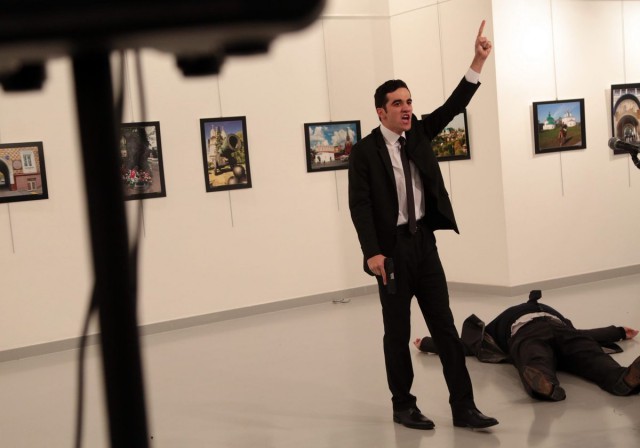 "Я думал, это трюк": фотограф AP рассказал о моменте убийства посла РФ