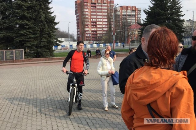 Губернатор Ленобласти в поддержку петербуржцев поехал на работу на метро