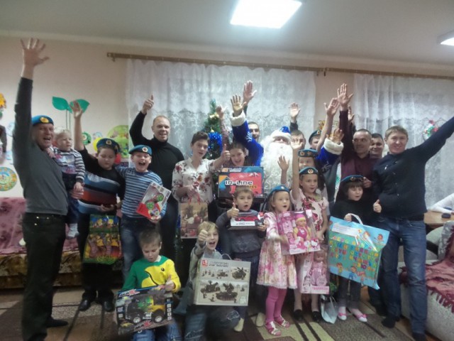 Десантники Морозовска подарили новогоднее чудо малышам из приюта