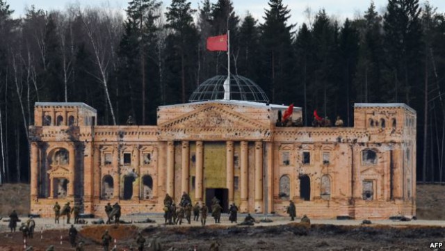 По центру Нижнего Тагила провезли клетку с «пленным немцем» и собаками