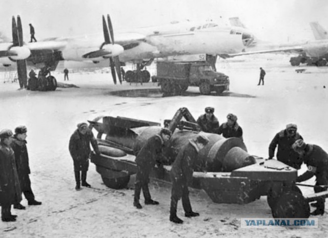 Сброс и взрыв двух 13-тонных авиабомб