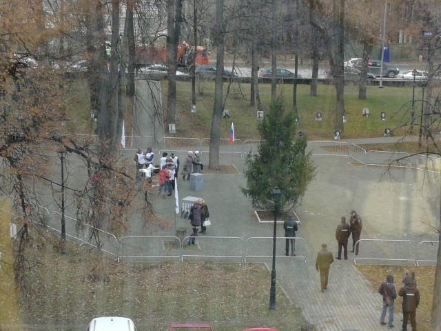 В Перми две неадекватные девушки с признаками алкогольного или наркотического опьянения спускают на прохожих собак