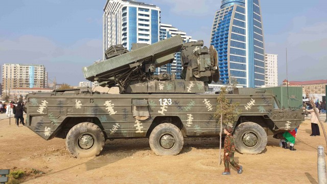 Выставка трофейной военной техники в Баку