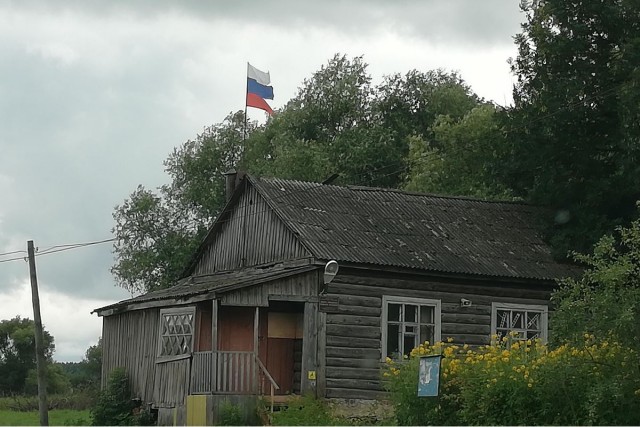 Власти выделят до 1 миллиарда рублей на установку российских флагов у школ