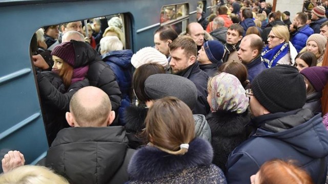Метро в Токио в час пик