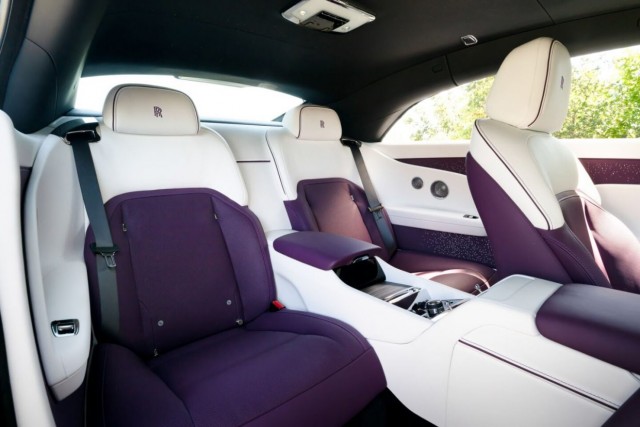 Каким получился Rolls-Royce Spectre. Первый электромобиль компании, который ждали 123 года