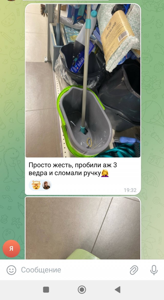 У детей новая забава — жамкать  товары в магазине