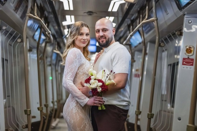 Свадьба в ночном метро Москвы. Четыре пары узаконили свои отношения на глубине 30 метров
