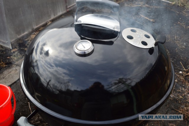 Копченые свиные ребрышки барбекю.