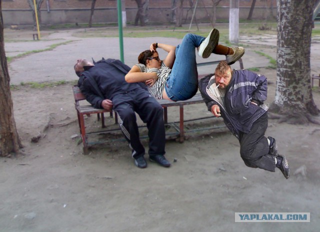 Фотожаба. Девушка просто уснула в кресле в универе