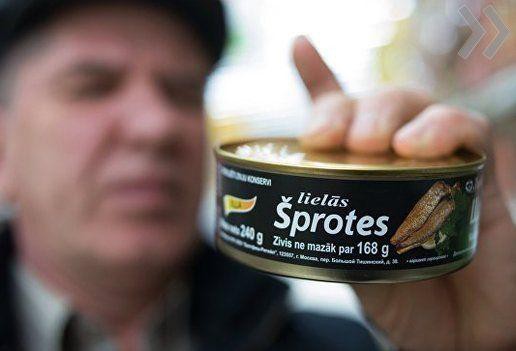 Кормушка закрывается.