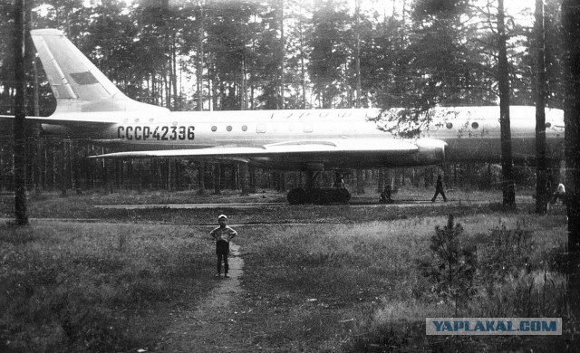 Самолет во дворе