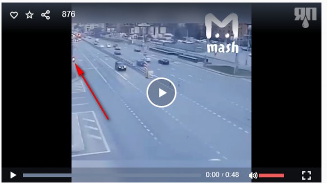 Самосвал перевернулся и засыпал щебнем легковушку в Москве, один человек погиб