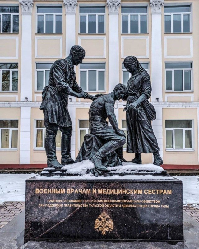 Они спасают наши жизни: памятники медикам, почтение к которым никогда не пройдет