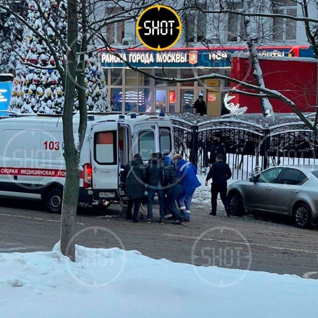 Неизвестный открыл стрельбу в МФЦ на юго-востоке Москвы.