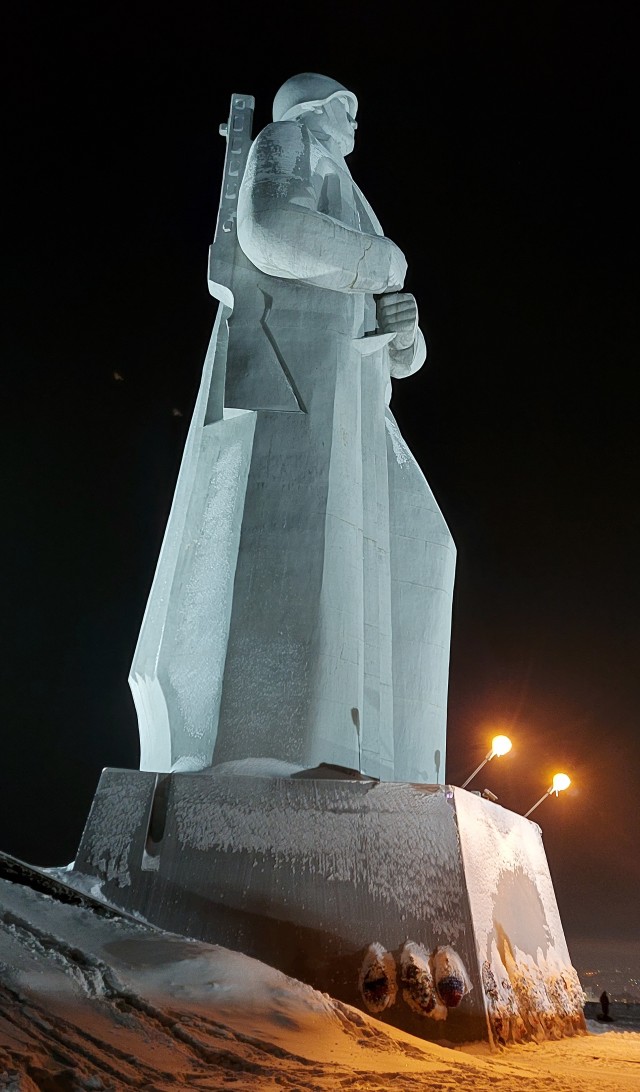 Заход луны над Мурманском