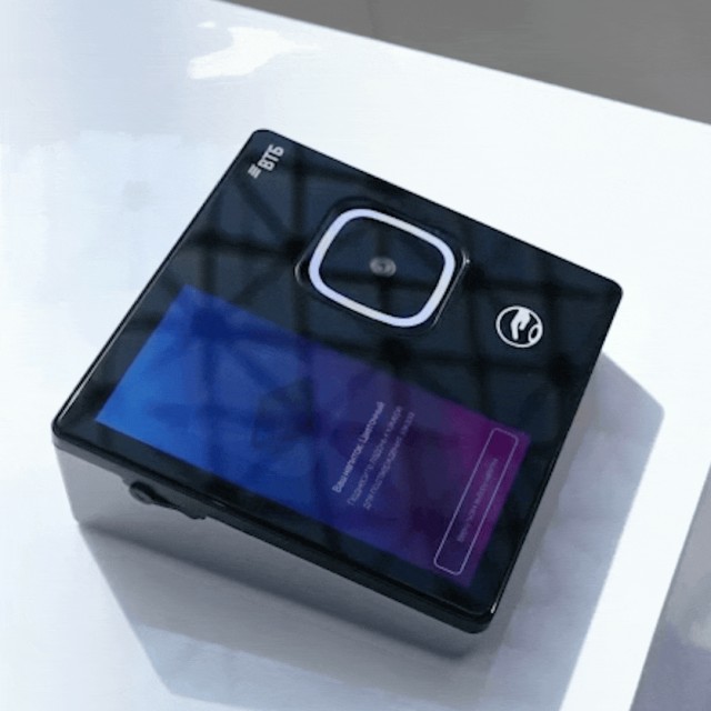 ВТБ показал терминал для оплаты по ладони