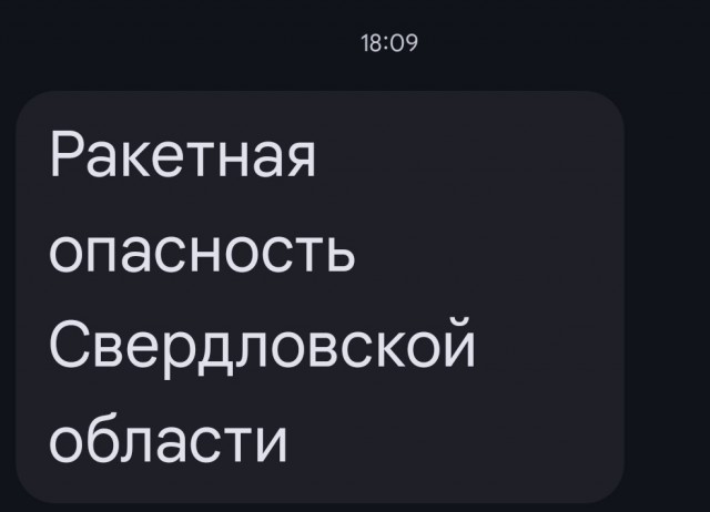 Жители Казани забирают детей из школ — судя по фото, одних школьников домой не отпускают