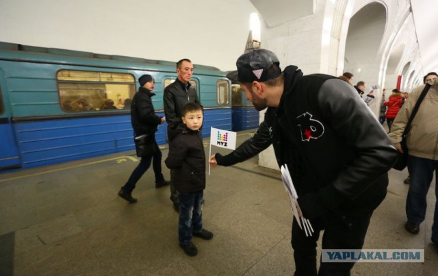 Пассажиры в метро.