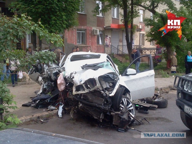 Ночью 5 мая в районе автовокзала Симферополя произошло жуткое ДТП с участием автомобиля BMW X6