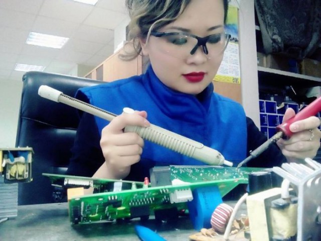 Девушки, занимающиеся неженским трудом