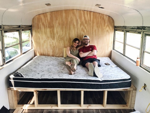 Пара бросила работу и продала дом, чтобы путешествовать на переоборудованном школьном автобусе