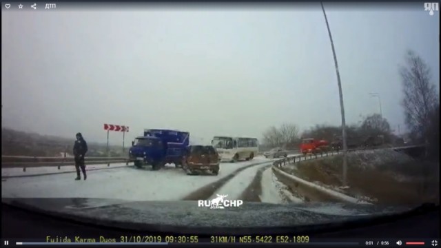 Видео столкновения с патрульной машиной на заснеженной трассе в районе Нижнекамска в Татарстане