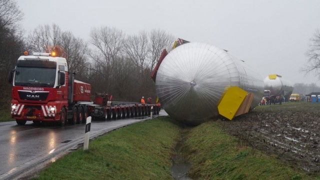 В Германии, в Нижней Саксонии уронили при перевозке большую непонятную штуку