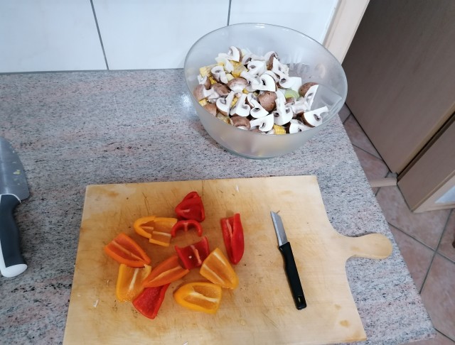 Говяжий стейк с запечёнными овощами и соусом "горгонзола"