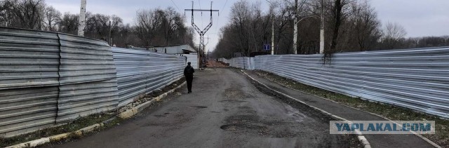 Жителей российской многоэтажки обязали платить за проезд к дому