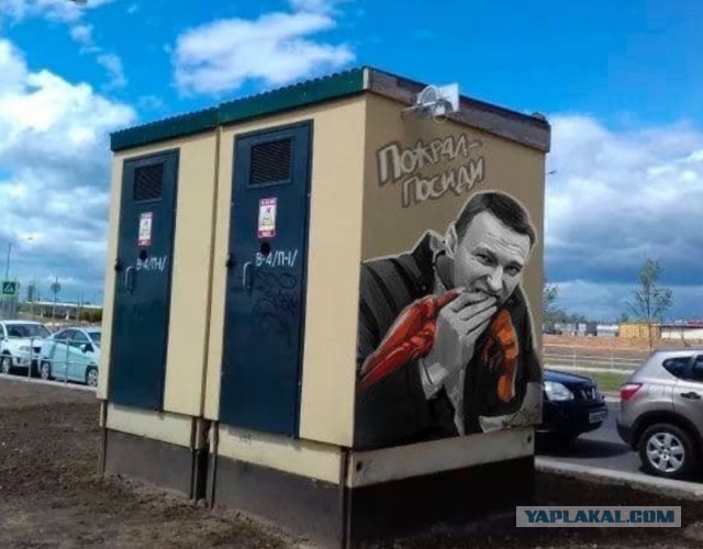 По соседству с закрашенным Навальным появилось новое граффити — с другим героем