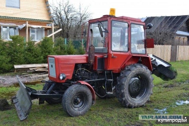 Пацан тянет трактор