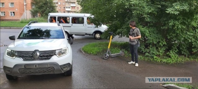 Самокатчик проиграл огромной луже