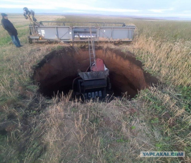Под землю провалился комбайн