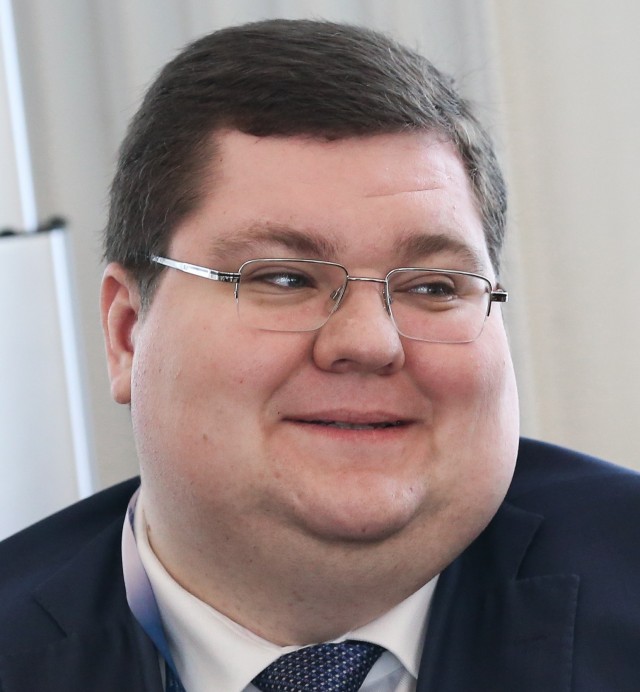 Интересно что за пацан зевал и кривлялся на заднем плане во время выступления Путина?