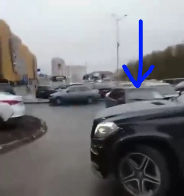 Бородатого водителя Mercedes, ударившего девушку-курьера в лицо у ТРЦ «Veer Mall», задержали и за шкирку доставили в отдел полиции №14 ребята из Русской общины.