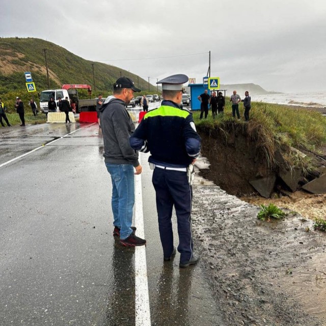 Автобус с пассажирами опрокинулся из-за подтоплений в Сахалинской области.