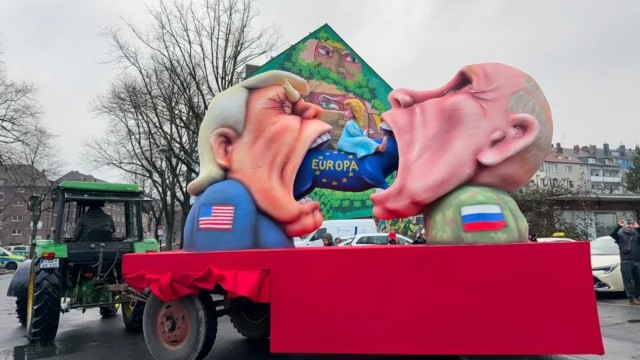 Карнавал в Северном Рейне-Вестфалии: тысячи людей празднуют на карнавальных шествиях